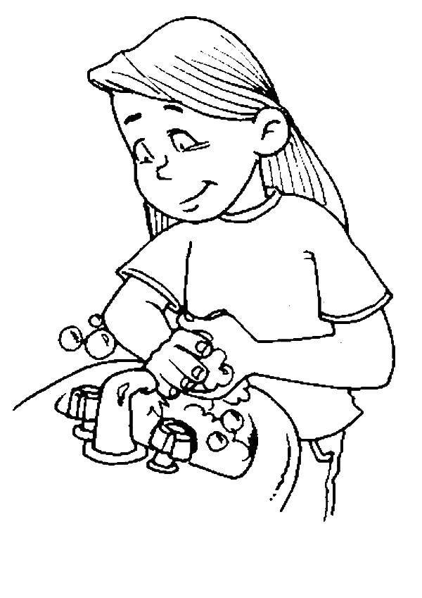 Название: Раскраска Девочка моет руки с мылом. Категория: Умываемся. Теги: девочка, Умываемся.