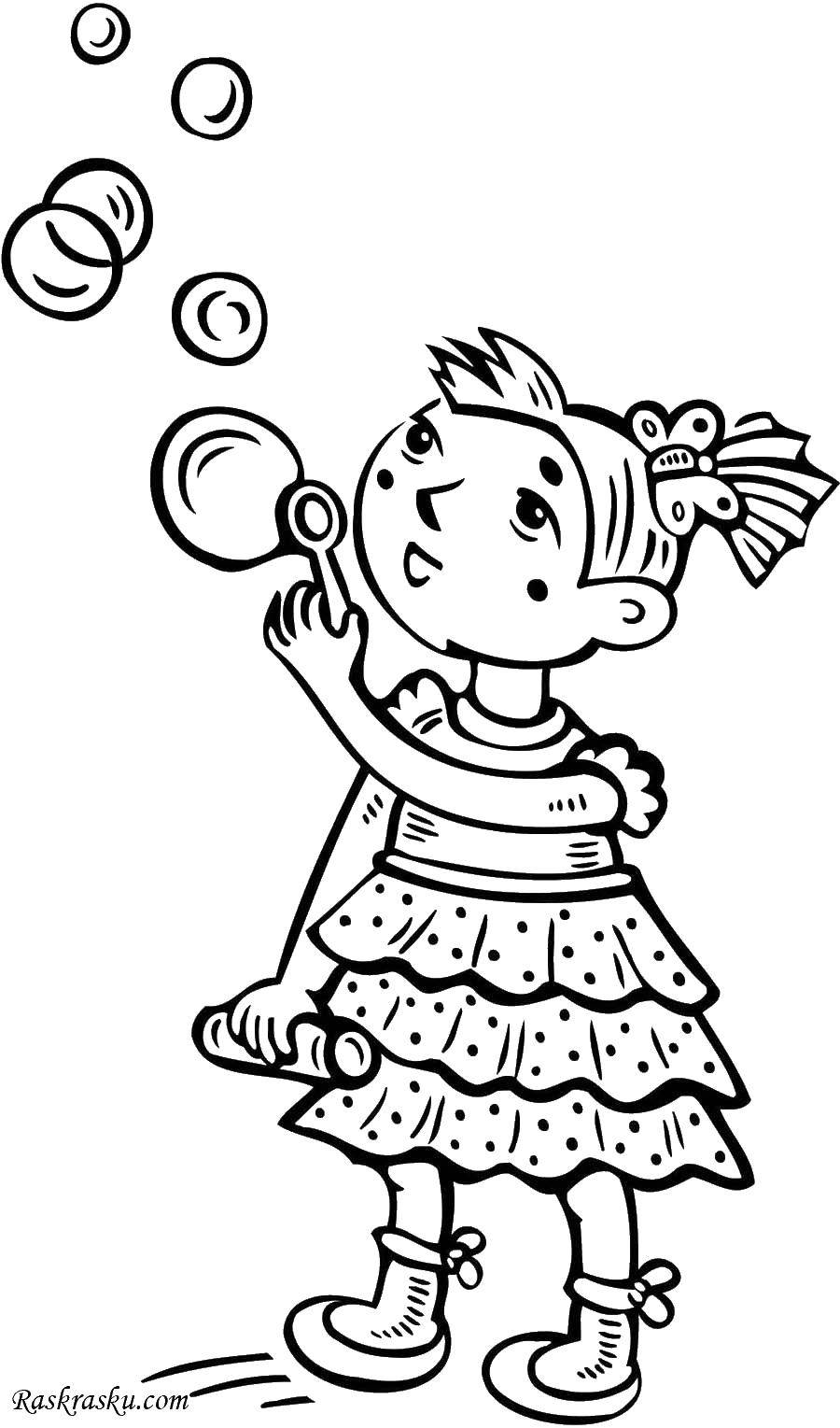 Название: Раскраска Девочка пускает пузыри. Категория: Девочка. Теги: девочка, пузыри, дети.