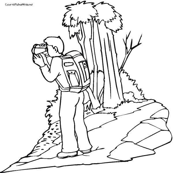 Название: Раскраска Парень и бинокль. Категория: Отдых на природе. Теги: парень, рюкзак, бинокль.