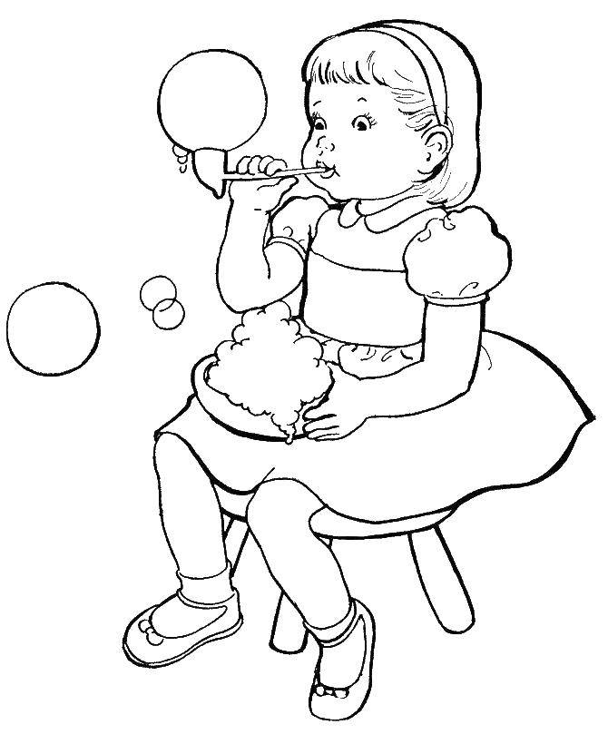 Название: Раскраска Девочка пускает мыльные пузыри. Категория: Раскраски для малышей. Теги: Девочка, радость, веселье, пузыри.