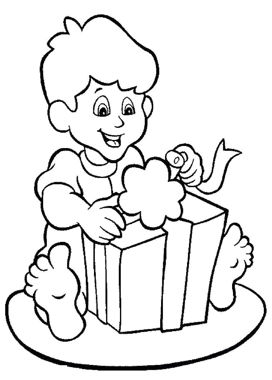 Название: Раскраска Мальчик открывает подарок. Категория: дети. Теги: Дети, радость, подарок.