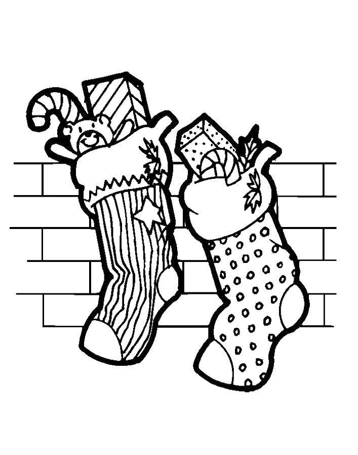 Название: Раскраска Подарки в носках. Категория: Рождество. Теги: Рождество, подарки.