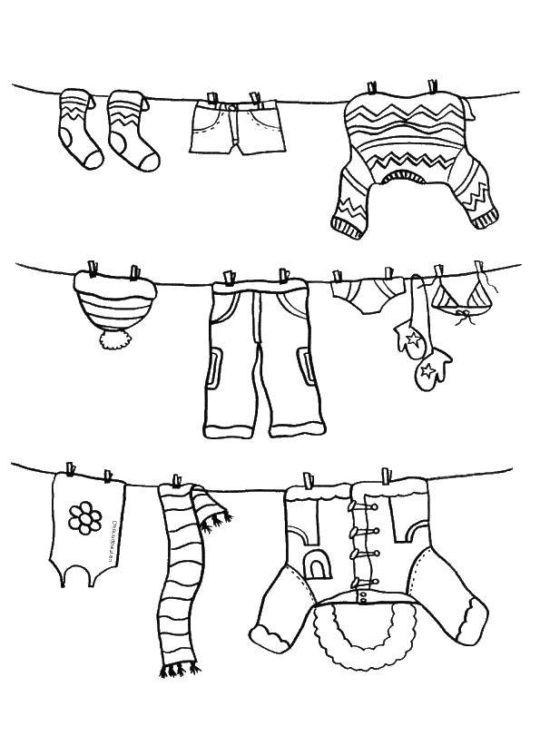 Название: Раскраска Одежда сушится на веревке. Категория: одежда. Теги: одежда, свитер, носки, шапка, шарф, майка, куртка.